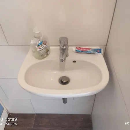 Schoene 2 Zimmer Im Dachgeschoss, Direkt Im Zentrum Apartament